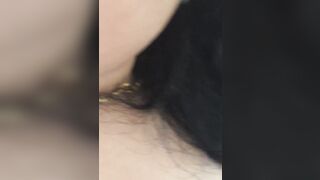 丰满熟女阿姨被操得不想让拔出来，“别射嘴里，射逼里吧”，最后还是被大哥射了一脸