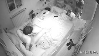 【破解摄像头】夫妻夜里忍不住操逼叫床声太多惊动了狗子和3岁儿子拿着手电来查岗两个蠢货还让不让人操逼了