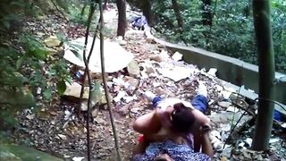 【小树林野战】颜值还不错的连衣裙小姐在这么恶劣的环境下居然玩了几个经典的招式哥的几十块花的太值了