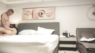 【换妻探花】老男人带着小娇妻参加换妻聚会老公去洗澡的时候偷偷就跟对面的男人舌吻起来了贼闷骚