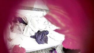 【酒店偷拍】帅气小哥亲自调教女友爱爱姿势妹子趴着一边看视频一边挨屌爽歪歪