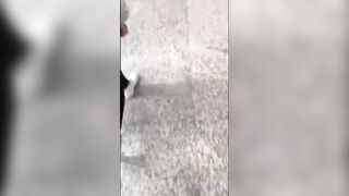 【全民警惕】地铁惊现放水狂魔！街射都不行了，直接喷尿！新流出撒尿哥地铁尾随美女把尿撒的满裤子！