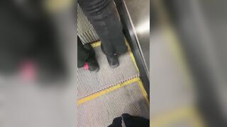 【全民警惕】地铁惊现放水狂魔！街射都不行了，直接喷尿！新流出撒尿哥地铁尾随美女把尿撒的满裤子！