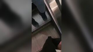 【全民警惕】地铁惊现放水狂魔！街射都不行了，直接喷尿！新流出撒尿哥地铁尾随美女把尿撒的满裤子！