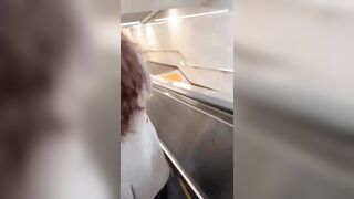 【全民警惕】地铁惊现放水狂魔！街射都不行了，直接喷尿！新流出撒尿哥地铁尾随美女把尿撒的满裤子！