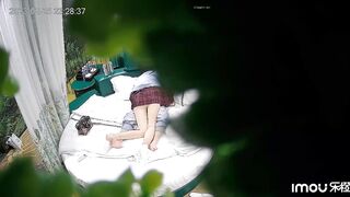 “好厉害~好爽~我怀孕了”胡言乱语加上呻吟声，鸡巴听硬了 真实偸拍大学生情侣激情造爱，长腿肥臀黑丝情趣装太顶了！