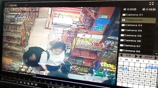 四川某便利店监控 一幕，还是如此炸裂，不晓得穿丝袜会不会好点