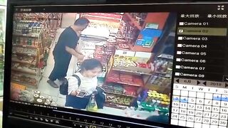 四川某便利店监控 一幕，还是如此炸裂，不晓得穿丝袜会不会好点