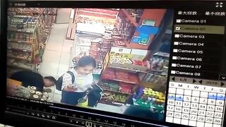 四川某便利店监控 一幕，还是如此炸裂，不晓得穿丝袜会不会好点