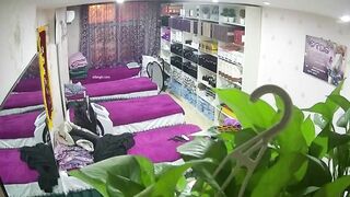 【偷情纪实】美容院老板娘紧急关店私会情夫！中途接电话兴奋内射！美容床都是淫水精液的味道！