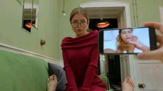 Cheating的妻子骑上巨大的鸡巴。喂她精液