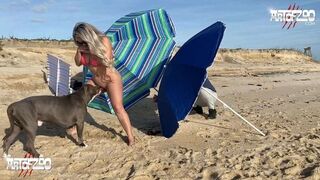 沙滩上露出被狗狗狂插内射两次