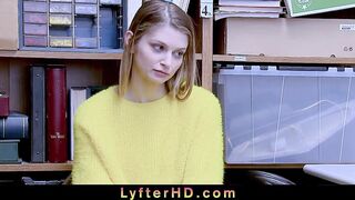 瘦瘦火辣的金发女郎因涉嫌小偷被捕，但在审讯过程中，警察决定利用女孩复杂的情况