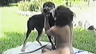 【人兽精选】和黑狗在户外做爱了