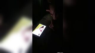 情侣啪啪自拍美女后入式被插边被插边趴着看手机色情小电影