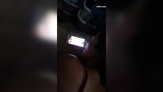 情侣啪啪自拍美女后入式被插边被插边趴着看手机色情小电影