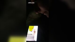 情侣啪啪自拍美女后入式被插边被插边趴着看手机色情小电影