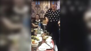 同学聚会现场开胸罩比奶大小